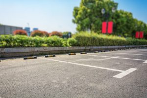 Miejsce parkingowe przy mieszkaniu na wynajem - czy warto w nie inwestować?